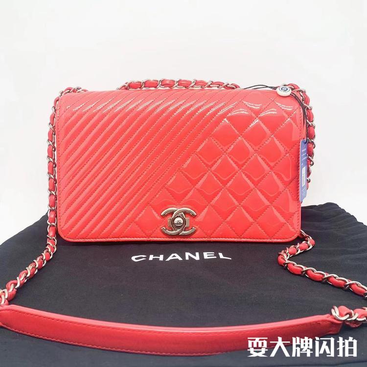Chanel香奈儿 珊瑚红漆皮翻盖链条包 Chanel 香奈儿珊瑚红漆皮翻盖链条包，漆皮很好打理，优雅大方的气质，非常百搭很适合春夏，实用性价比超高，很适合通勤出街，我们现货好价带走啦